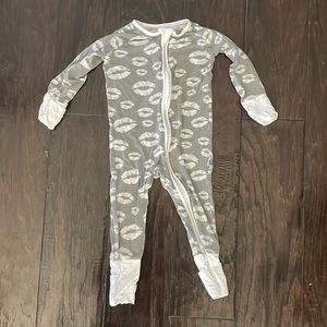 Gray kiss little sleepies zippie 3-6 months